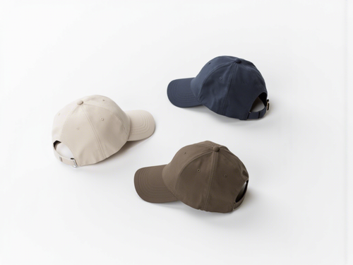 Image de trois casquettes sur fond blanc